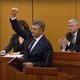 (VIDEO) Opozicijski poslanci skušali ustaviti Plenkovića: Med njegovim govorom so celo uro udarjali po klopeh