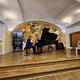 Glasbena šola Slovenska Bistrica: Ponosni na nov koncertni klavir. Preizkusil ga je tudi virtuoz Nejc Kamplet