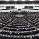 V Evropskem parlamentu delili steklenice z oporečno vodo: Poslanci so prejeli posebno opozorilo