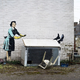 (FOTO) Maskara za valentinovo: Slavni Banksy z novo risbo nad nasilje nad ženskami