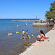 (FOTO) Slovenska plaža, ki ima vse: Kamenčke, travo in pinije