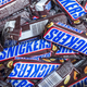 Obstaja razlog, da se Snickers imenuje Snickers: Kdo stoji za imenom priljubljene čokoladice?