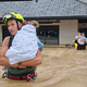 (FOTO) Gasilci v Mengšu evakuirali 22 otrok iz tamkajšnjega vrtca, v Litiji sirene zaradi možnosti poplav