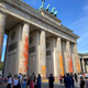 (VIDEO) Podnebni aktivisti z barvo poškropili Brandenburška vrata