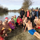 (FOTO IN VIDEO) Novoletni skok v Dravo: "Plavati v mrzli reki je čisti užitek"
