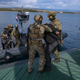 (FOTO in VIDEO) Natovi vojaki pri Krku "vdrli" na trajekt Jadrolinije