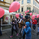 (FOTO) Rdeči baloni sredi Maribora: "To je ljubezen na milijon načinov. Posebni otroci gradijo ceste od srca do srca"