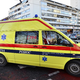Otrok padel s četrtega nadstropja, zdravniki se borijo za njegovo življenje