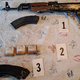 (FOTO) Policisti med hišno preiskavo pri Krškem zasegli avtomatasko puško, lovski puški, bombi in naboje