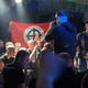 Klasična raperska dinamika? Zastava neonacistov in iztegnjene roke na koncertu v Luciji