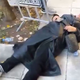 (VIDEO) Varnostnik brutalno nad novinarko: Zlom ključnice, izpah rame in pretres možganov