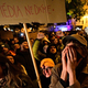 (FOTO) Protesti v Pragi: Vlada sredi noči ukinila RTV-prispevek, protestniki sušali vdreti v parlament
