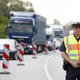 Močno trčenje na avtocesti: Tovornjak pristal v zadnjem delu avtomobila, štirje poškodovani
