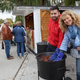 (FOTO) Po kostanj v žerjavico: "Zdaj ni čas, da bi zgrešil kak piknik."