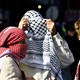 Na protestu zakrila obraz s palestinsko ruto, sodišče ji je zdaj izreklo denarno kazen