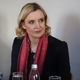 Mojca Šetinc Pašek s prstom kaže na nekdanjo desno roko Goloba, ta odgovarja: "Sprevračanje pozornosti in lažne obtožbe"