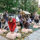 Maratonsko oživljanje: 12 ur neprekinjeno "oživljajo" lutko na odru