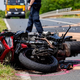 Tragična nesreča: Motorist zadel pokrov jaška za deževnico, vrglo ga je deset metrov v zrak