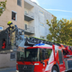 (FOTO) Maribor: V študentskem domu požarni alarm. Študenti zbežali na prosto, gasilci reševali ujetega moškega
