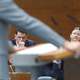 Poslanka Kokot ima teorijo zarote: Poslanca Svobode opazila brskati po smeteh