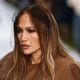 (FOTO) Jennifer Lopez navdušila v obleki z odprtim hrbtom
