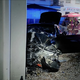 (FOTO) 19-letnik zaradi neprilagojene hitrosti trčil v betonski steber, dve osebi poškodovani