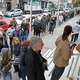 (SPREMLJAMO) V Srbiji do 10. ure rekordna volilna udeležba, v koloni stojijo tudi v Ljubljani