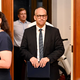 Minister gostoval v Odmevih in se zapletel v neprijetno situacijo. Je v studio prinesel napačen dokument?