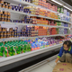Odprti hladilniki v trgovinah: Pijača mlačna, trgovina hladna, pa še potratni se zdijo. Zakaj jih ne ukinemo?