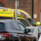 Napad v Londonu: Moški z nožem na ulici zabodel dve osebi in zbežal