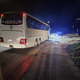 (FOTO) Sredi noči avtobus obračal in nasedel, tako je potekala intervencija ...