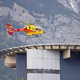 Huda nesreča: Voznik avtomobila spregledal moped z najstnicama, posredoval helikopter