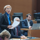 Černač bivši poslanski kolegici: Zadostuje zdrava kmečka pamet. In prerazporeditev tisočev birokratov v "proizvodnjo"
