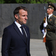 (VIDEO) Nenavaden prizor z državniške večerje: Francoski predsednik Emmanuel Macron prijel za mikrofon in zapel