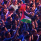 (VIDEO) Varnostniki med Evrovizijo posredovali proti mladeniču, ki je vzkliknil "Svobodna Palestina"