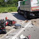 (FOTO) Motorist silovito trčil v tovornjak, v reševalnem vozilu se mu je stanje močno poslabšalo, umrl je na letališču