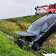 (FOTO) Voznik zaradi neprilagojene hitrosti prebil ogrado na avtocesti in končal v jarku, sledili še dve nesreči
