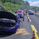 (FOTO) Na zožanem delu primorske avtoceste trčil v ograjo, z avta odtrgalo kolo