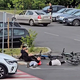 (VIDEO) Ali se je mladini že čisto zmešalo? Po novem se mečejo pred avtomobile! Poglejte to ...