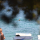 Na priljubljeni plaži v Zadru se širi neznosen smrad, kopalce presenetil grozljiv prizor v morju