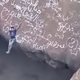 "Spiderman iz Jemna" omahnil v vulkanski krater: Smrtonosni padec posnele kamere