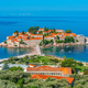 Sveti Stefan znova odprt, domačini besni: Ležalnika za 240 evrov na dan plažo spet zapira ograja