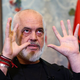 Zakaj je Edi Rama, kontroverzni albanski premier, v roza korzetu in mini krilu