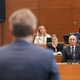 (FOTO) "Nikdar doslej videno." Poglejte, kaj je ob nastopu Janeza Janše zmotilo poslanko Levice
