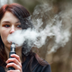 Elektronske cigarete: od čustvene opore do pasti zasvojenosti