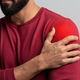 Nenadna bolečina v levi roki: kdaj telo opozarja na srčno težavo