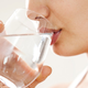 Zakaj pitje vode na prazen želodec ni vedno zdrava navada