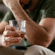 Tudi majhne količine alkohola lahko škodujejo možganom, opozarja nova raziskava