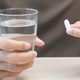 Antibiotiki pri prehladu: zakaj ne pomagajo in kdaj jih zdravnik vendarle predpiše