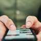 Kaj se zgodi z možgani, če vsak dan več ur uporabljamo telefon?
